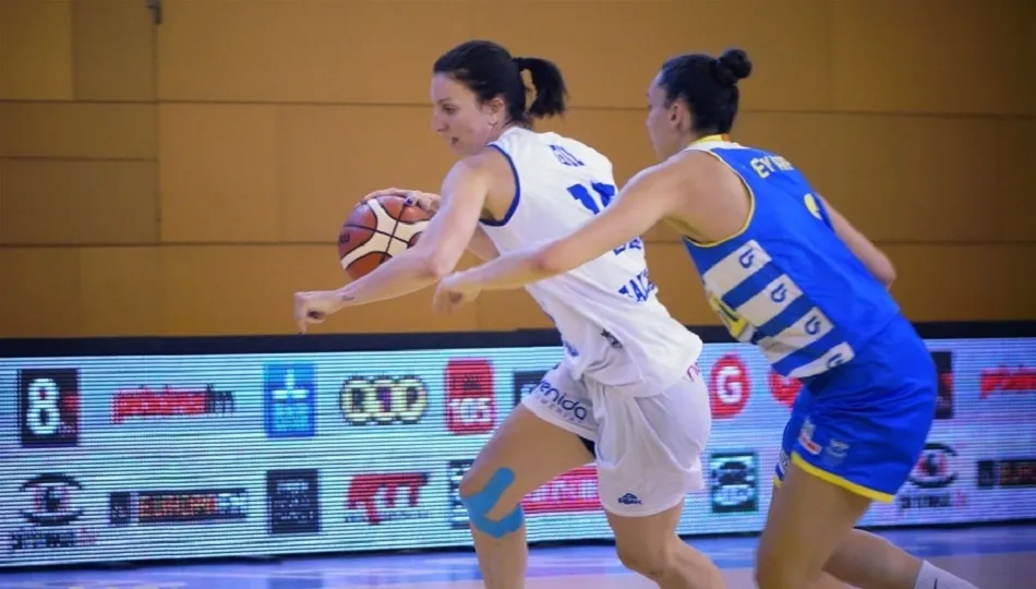 Laura Gil, con el balón. Foto: Perfumerías  Avenida