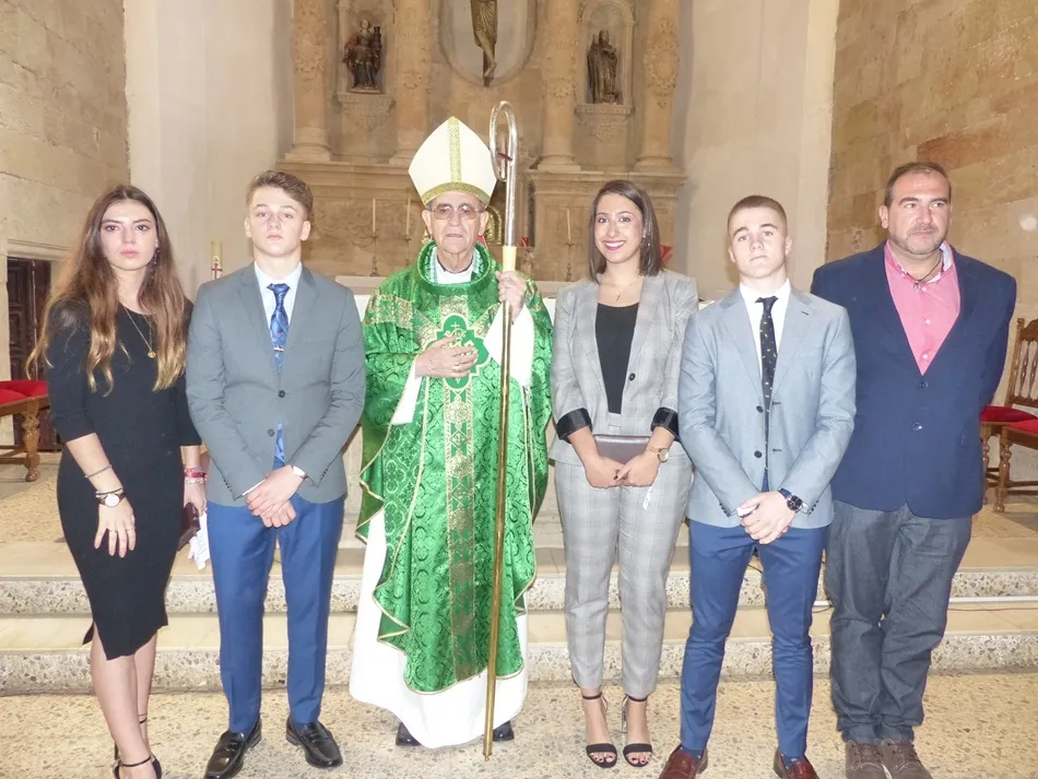 El obispo, rodeado por los cinco confirmados