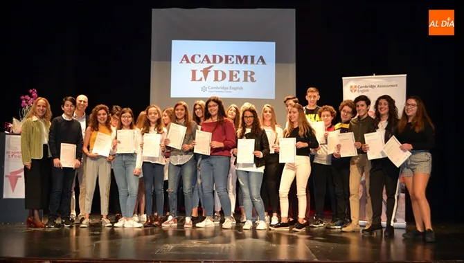 Decenas de alumnos de la Academia Líder recogían su diploma Cambridge en la Award Ceremonies