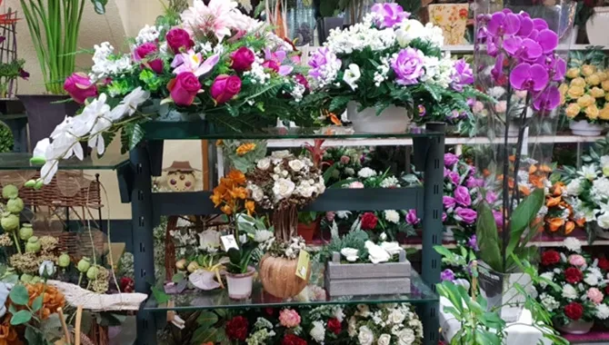 Floristería Peñaranda se encuentra a pleno rendimiento, creando los centros y ramos especiales para el día de todos los Santos