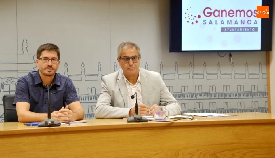 Gabriel de la Mora y Gabriel Risco, concejales de Ganemos Salamanca, en esta rueda de prensa. Foto de Lydia González