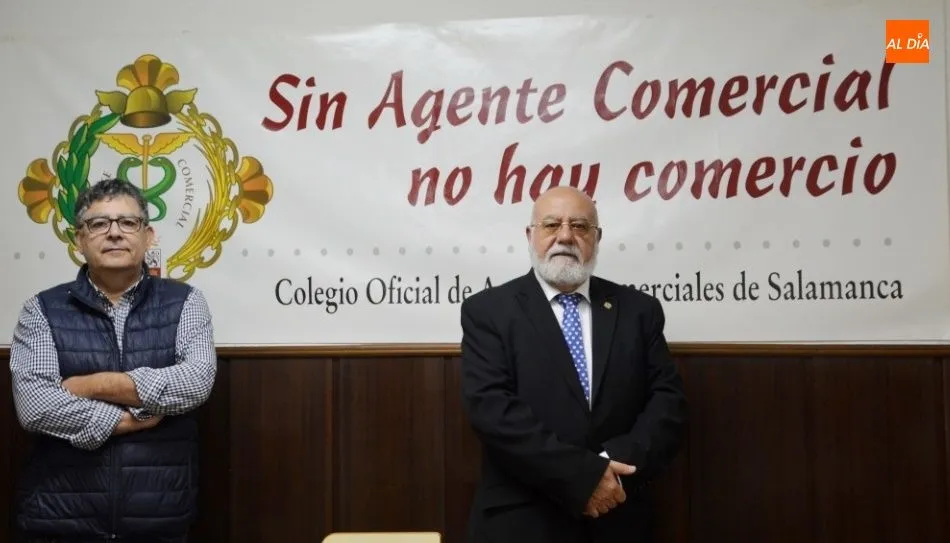 Ignacio Manzano, presidente del Colegio Profesional de Agentes Comerciales de Salamanca y Provincia, a la derecha, en la sede de la calle Miñagustín. Foto de Lydia González