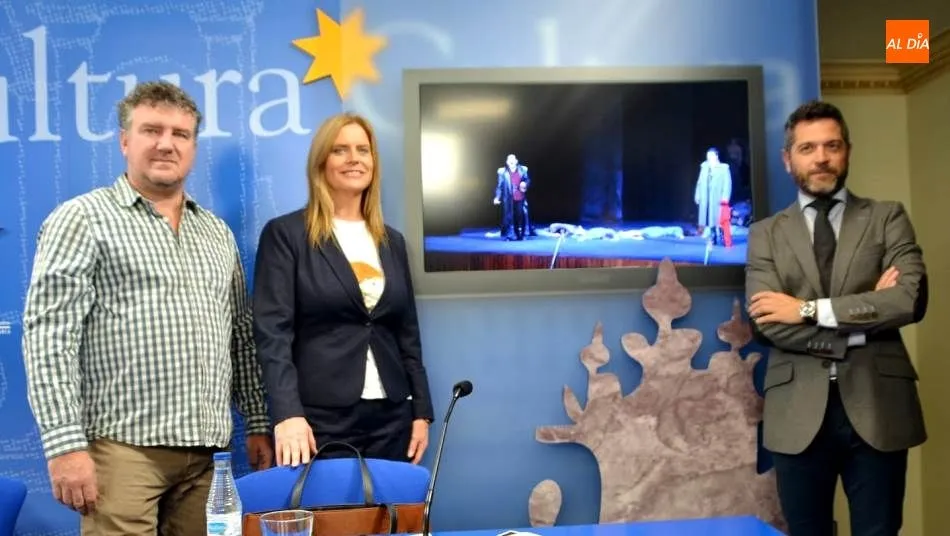 El concejal de Cultura, Julio López Revuelta, y la responsable de la Compañía Internacional ‘Concerlírica’, Leonor Gago, en la presentación de este espectáculo. Foto de Lydia González