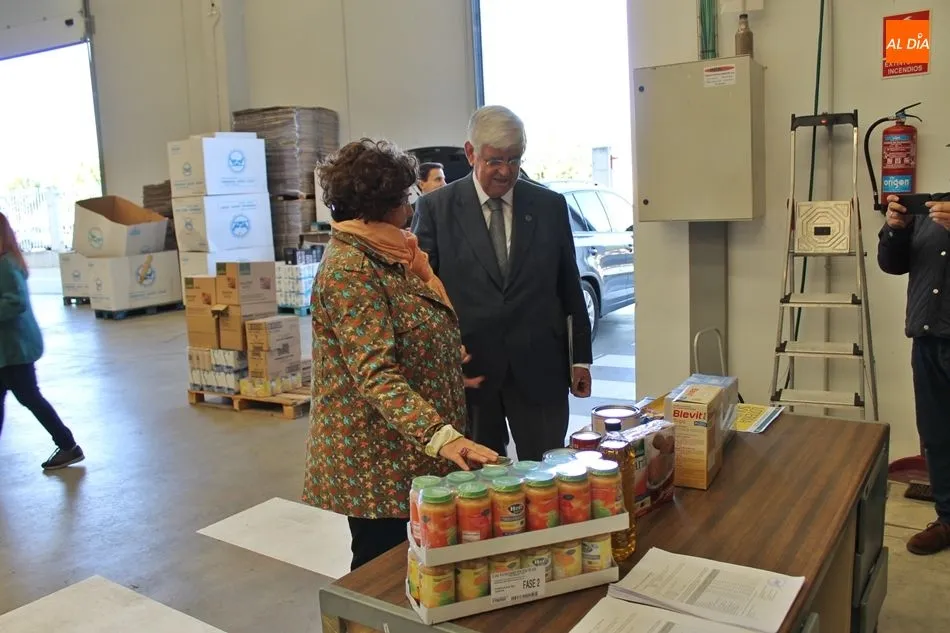 La subdelegada del Gobierno en Salamanca, Encarnación Pérez, y el presidente del Banco de Alimentos, Godofredo García