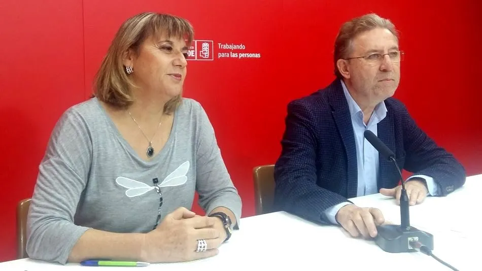 El secretario de Área de Defensa del Estado del Bienestar, Fidel Francés, y la secretaria Ejecutiva de Sanidad, María García, en la Comisión Ejecutiva Provincial del PSOE de Salamanca