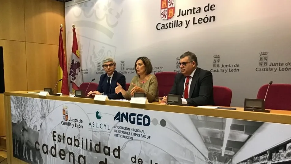 Firma del protocolo entre la consejera y representantes de Asucyl y Anged