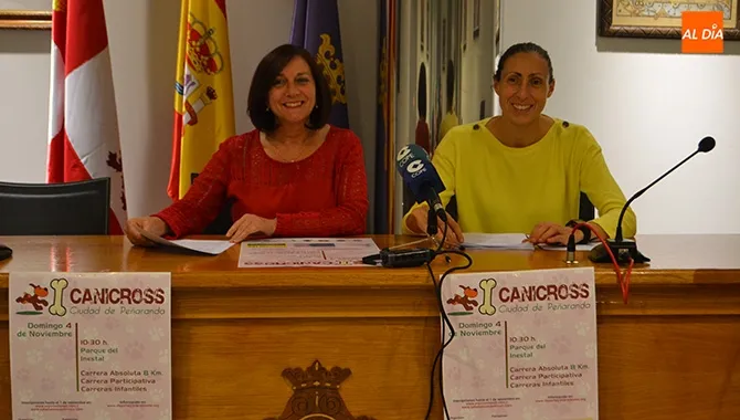 La alcaldesa de Peñaranda, Carmen Ávila, y la concejal de deportes, Pilar García, presentaban el I Canicross Ciudad de Peñaranda