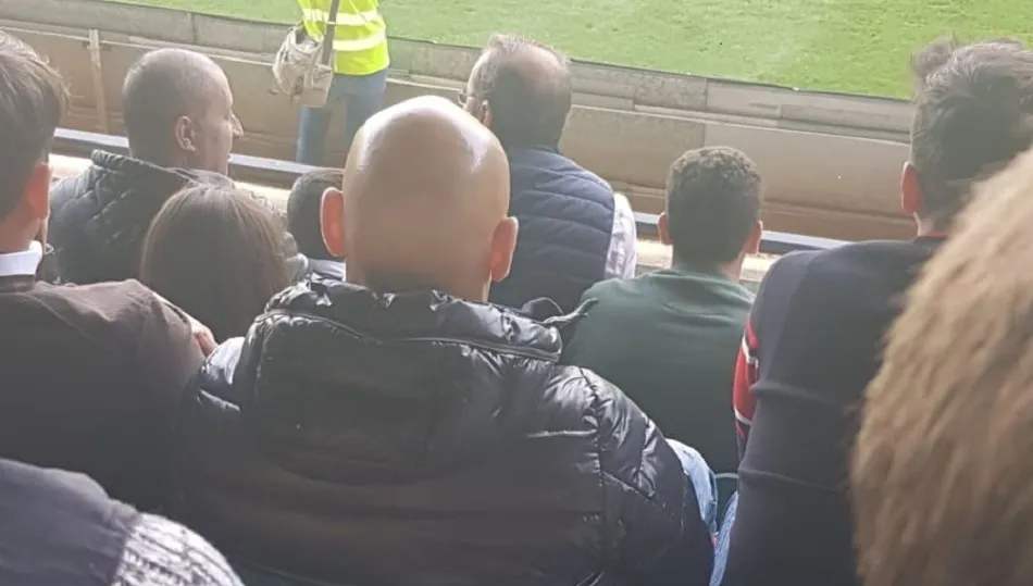 Movilla, de espaldas, en el centro de la imagen, sigue con atención el choque.