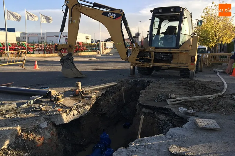 Un reventón en una tubería dejaba sin suministro al polígono industrial El Inestal y la Urbanización Los Chopos