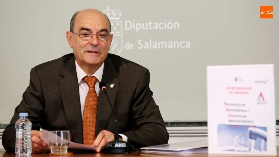 El diputado de Medio Ambiente, Manuel Rufino García, en la rueda de prensa sobre la gestión del agua. Foto de Alberto Martín