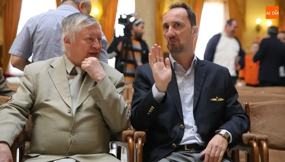 El excampeón mundial, Anatoli Karpov, a la izquierda, en la inauguración del Festival de Ajedrez VIII Centenario de la Universidad de Salamanca, en el Casino. Foto de Alberto Martín