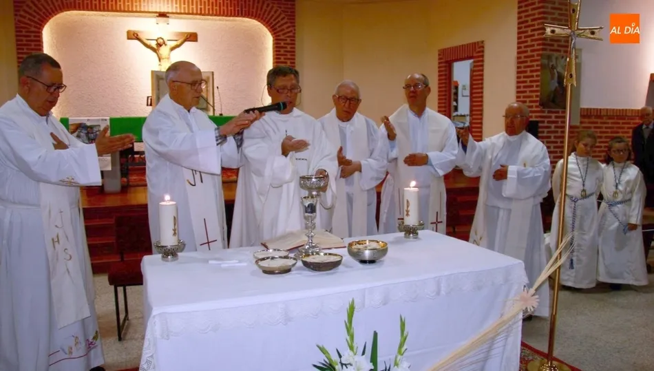 En la ceremonia estuvo acompañado por varios sacerdotes de la Diócesis