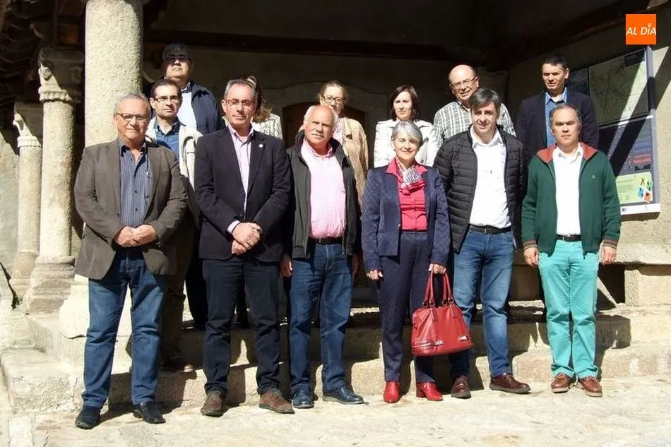 Los alcaldes y secretarios tras la firma de las Actas de Mugas / M. Hernández