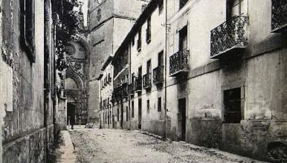La calle Calderón de la Barca, en el corazón académico-religioso de Salamanca