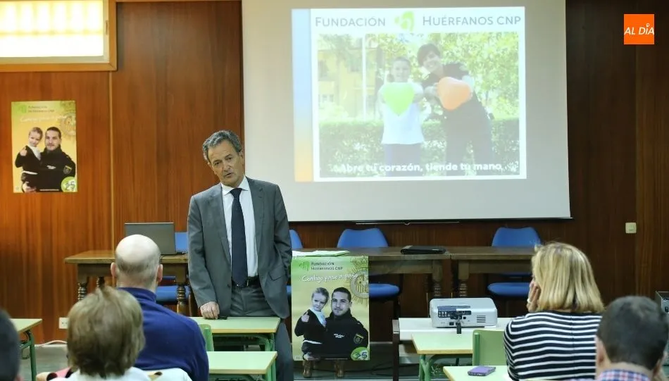 El  presidente  de  la  Fundación  Huérfanos  del  Cuerpo  Nacional  de  Policía, Gonzalo Alonso, en su encuentro con agentes y familiares en Salamanca. Foto de Alberto Martín