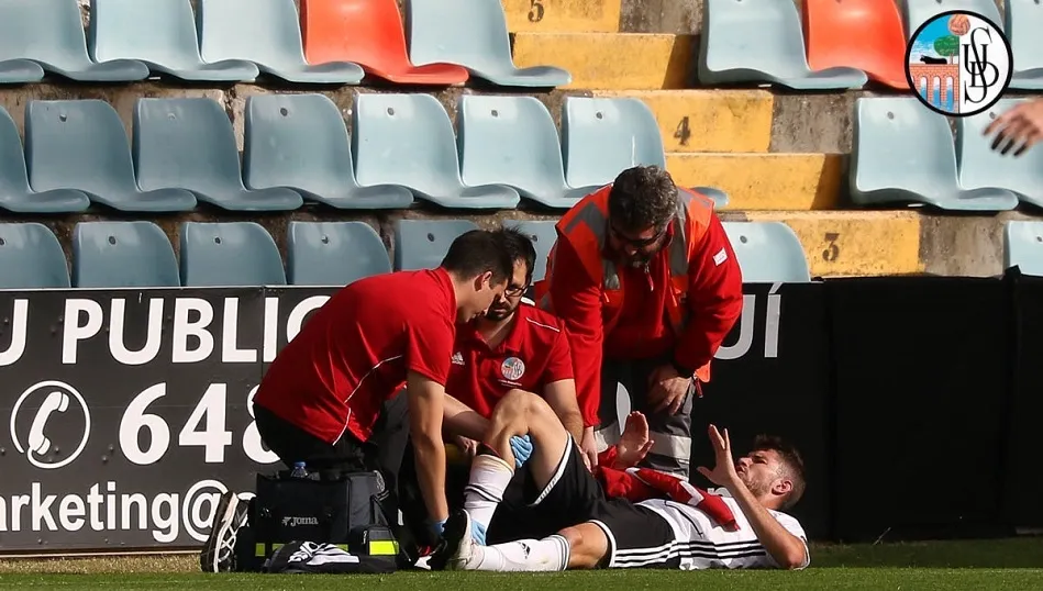 Vivi es atendido en el campo por el Doctor y sus ayudantes tras lesionarse. Foto: www.salamancacfuds.com