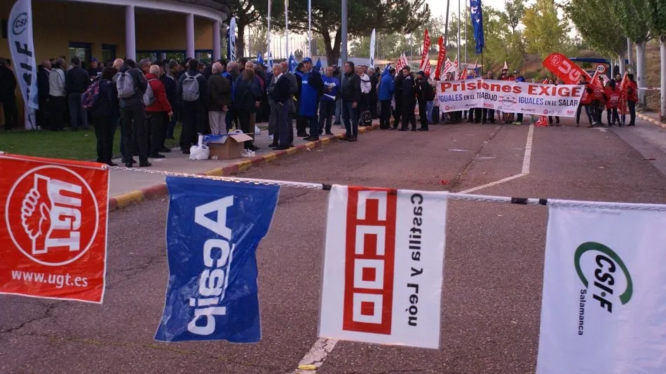 Funcionarios durante la movilización