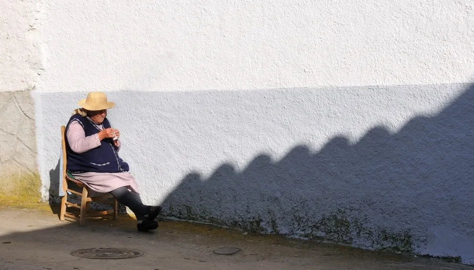 El tiempo entre costuras