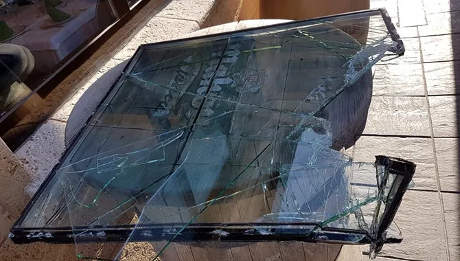 Los ladrones comenzaban el golpe desmontando una de las ventanas de la entrada principal del restaurante