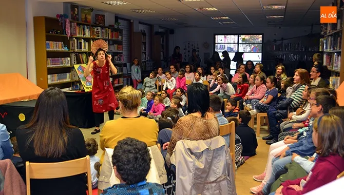 El espectáculo de narrativa De cuentos y cometas protagonizaba el Día de la biblioteca en el CDS junto a decenas de personas