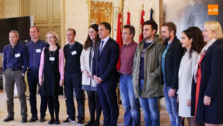 Profesores del colegio Santísima Trinidad y de otros centros europeos junto al primer teniente de alcalde, Carlos García Carbayo. Foto de Alberto Martín