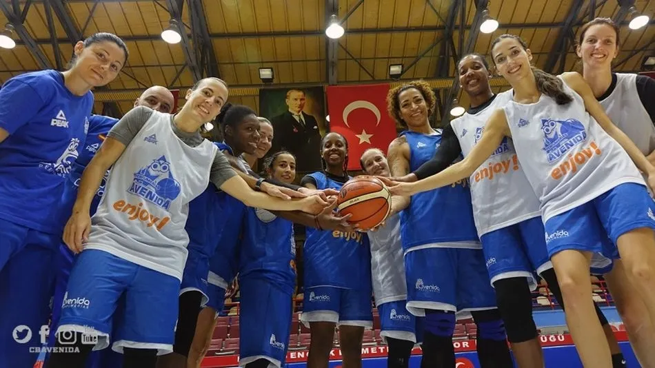 Las jugadoras de Avenida posan en el entrenamiento de ayer. Foto: Perfumerías Avenida