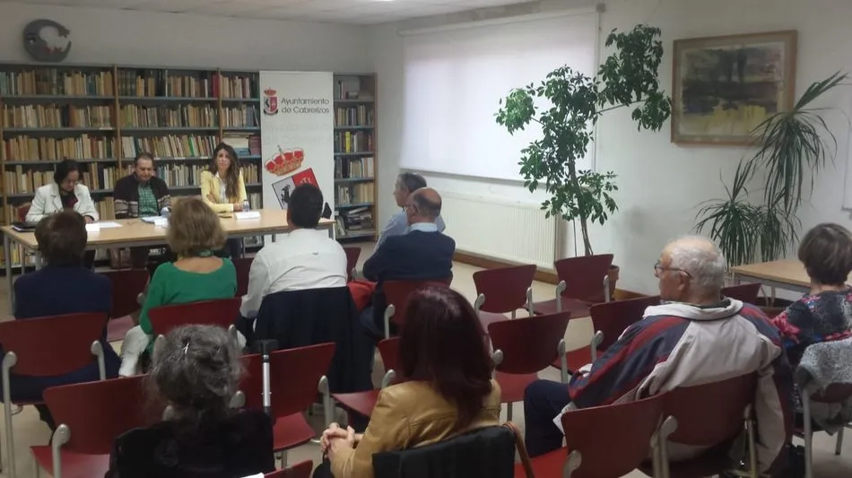 La alcaldesa y la concejala de Educación acompañan al ponente en la charla