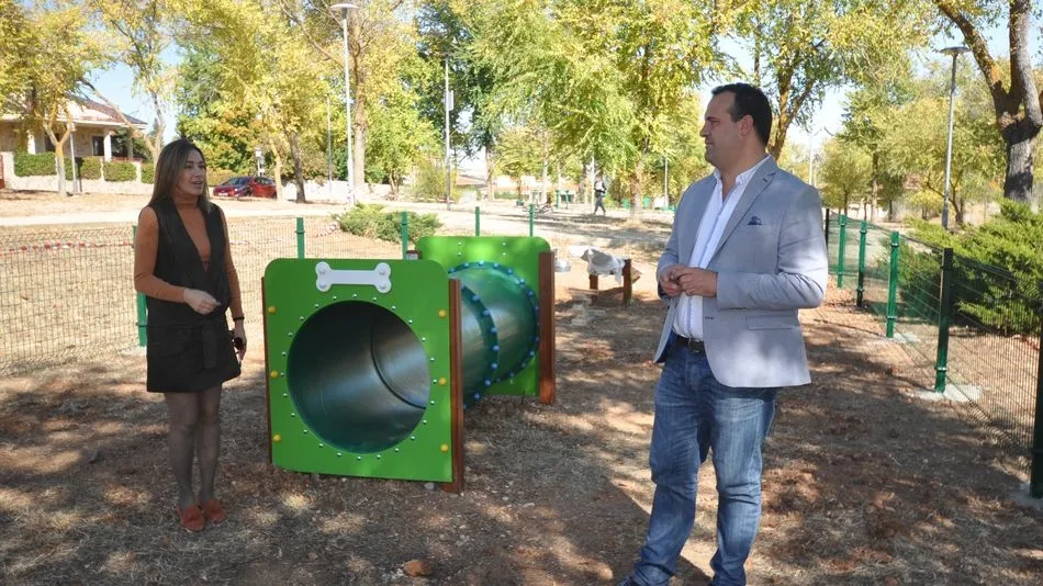 La concejala Marta Labrador y el alcalde, David Mingo, en el nuevo parque canino