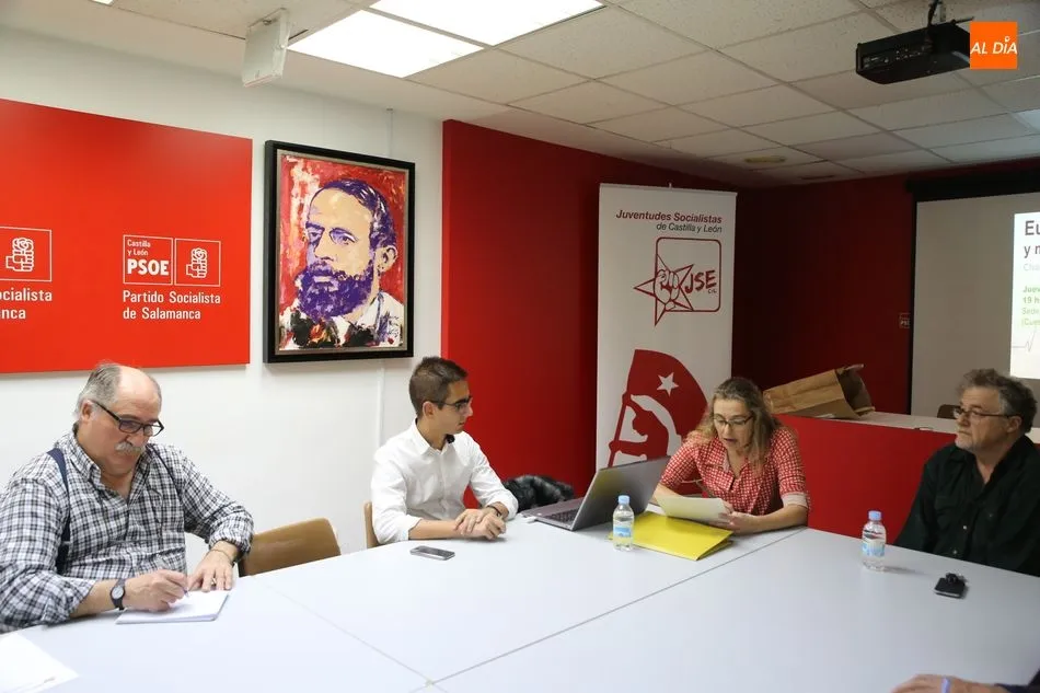 Un instante de la charla celebrada en la sede del Psoe. Fotos: Alberto Martín
