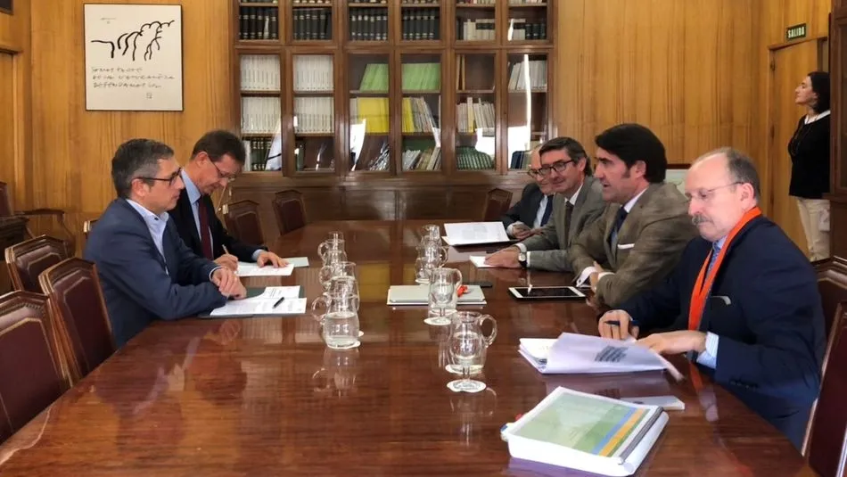 Un instante de la reunión entre los representantes de ambas instituciones.