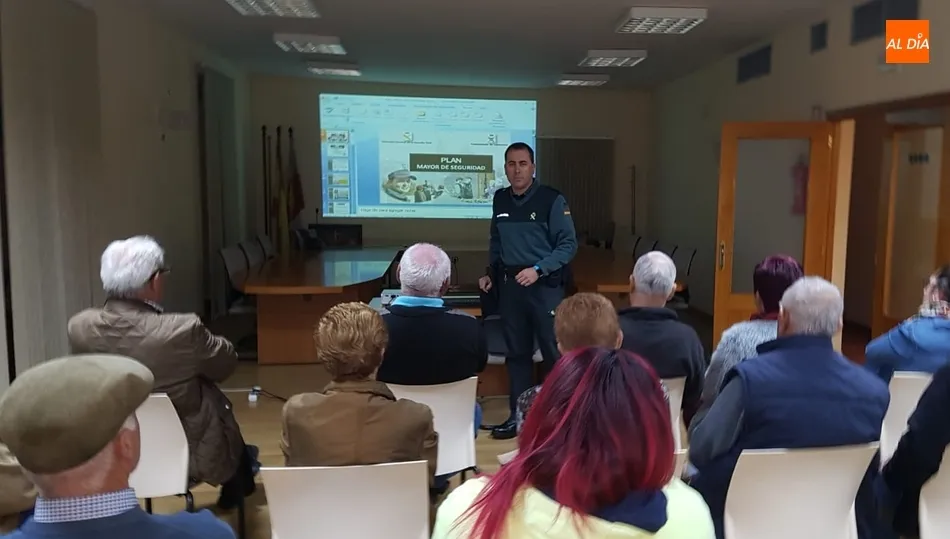 Los vecinos permanecieron atentos a la información ofrecida por la Guardia Civil