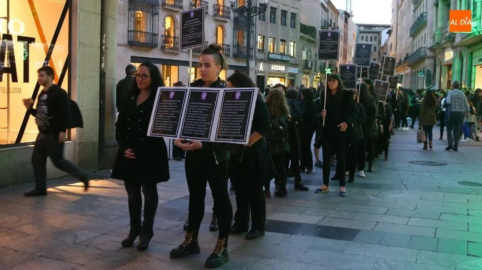 Las activistas, al comienzo del acto reivindicativo. Fotos: Alberto Martín