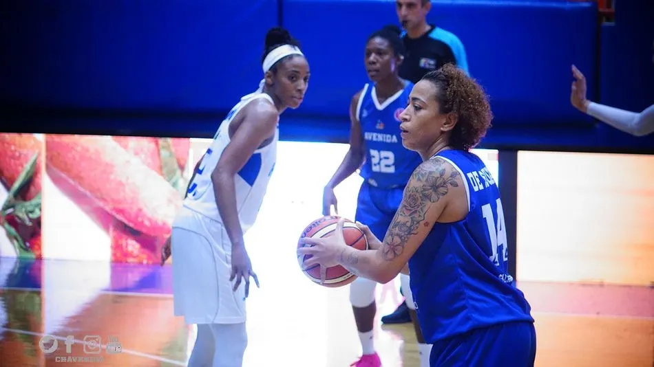 Erika de Souza se dispone a dar un pase durante el partido. Fuente: Perfumerías Avenida