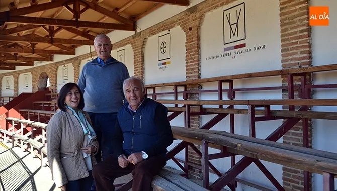 Antonio Reviriego (centro) presentaba las divisas realizas a mano junto a la alcaldesa Carmen Ávila y Marino Pérez