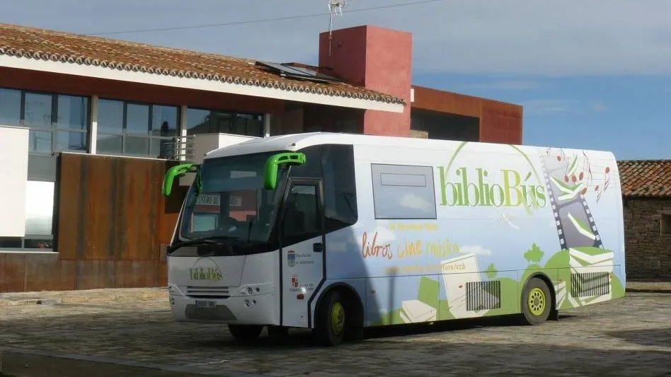 El bibliobús recorrerá varios municipios de la comarca entre el lunes y el miércoles. FOTO: DIPUTACIÓN DE SALAMANCA