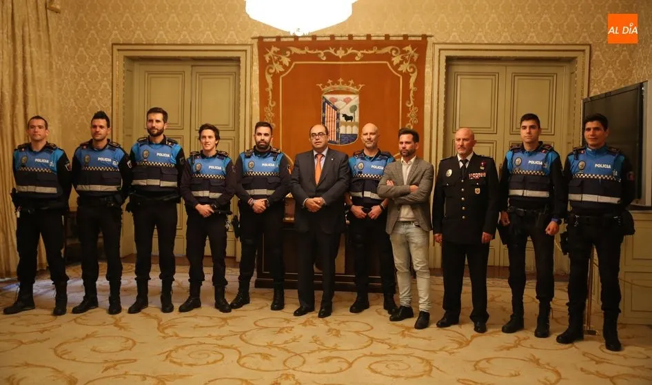 Los policías y deportistas salmantinos han recibido el reconocimiento de la Corporación Municipal. Foto: Alberto Martín
