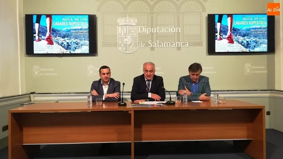 Antonio Agustín Labrador, alcalde de San Esteban, el diputado Ortiz y el delegado, Casimiro Blanco, en la presentación. Foto: R.F.G.