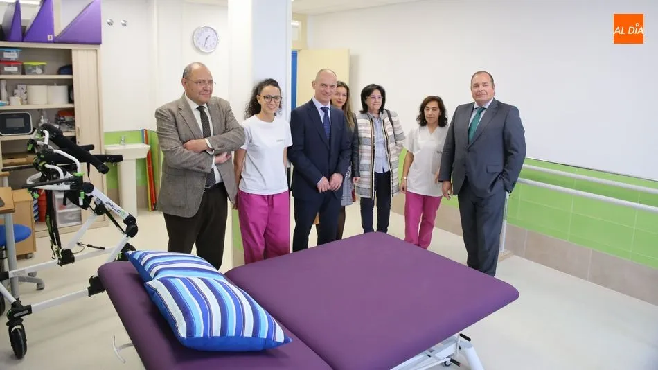 Responsables de La Caixa y Aspace en la nueva sala del centro La Cantera de Villamayor. Foto: Alberto Martín