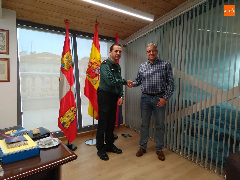 El alcalde, Julián Ramos, recibió al teniente Francisco Rentero, recién incorporado al servicio