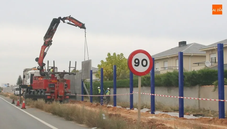 Instalación de la pantalla antirruido en la urbanización Atyka. Foto: Alberto Martín