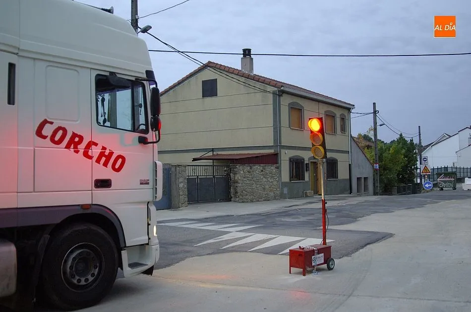 Un camión espera su turno en El Payo para continuar su ruta hasta Extremadura/Fotos Adrián Martín