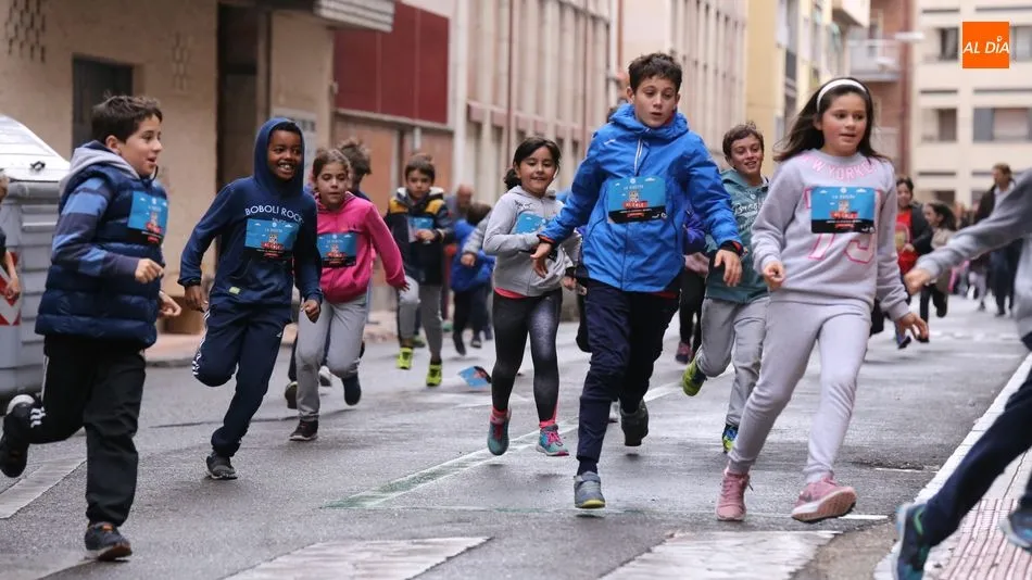 Un instante de la prueba solidaria por las calles del Barrio Oeste. Fotos: Alberto Martín