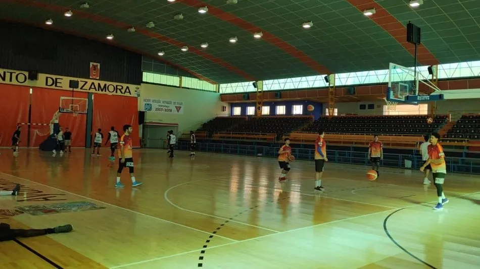 Los jugadores de Aquimisa calientan antes de un partido.