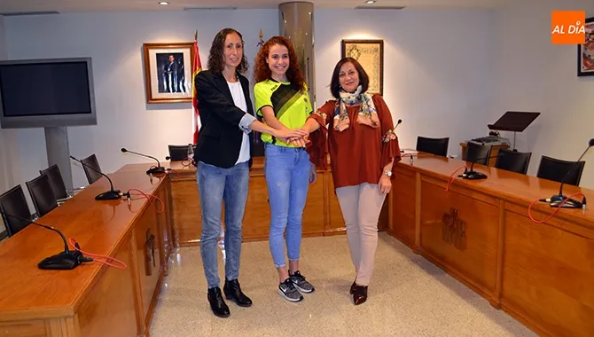El Ayuntamiento de Peñaranda firma un convenio de colaboración con la atleta peñarandina Lorena Martín en su primera temporada como profesional