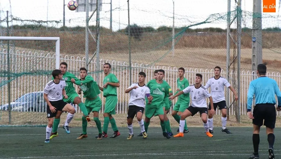 Una acción del partido disputado el sábado en el Tori entre el Salamanca UDS y el Pinilla. Fotos: Alberto Martín