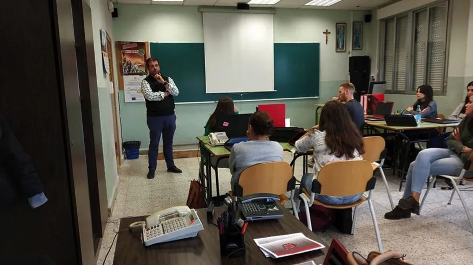 Alumnos del colegio Salesiano San José durante la visita de David Díaz.
