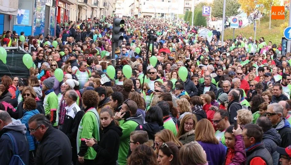 Miles de personas han participado en la marcha solidaria. Fotos: Alberto Martín