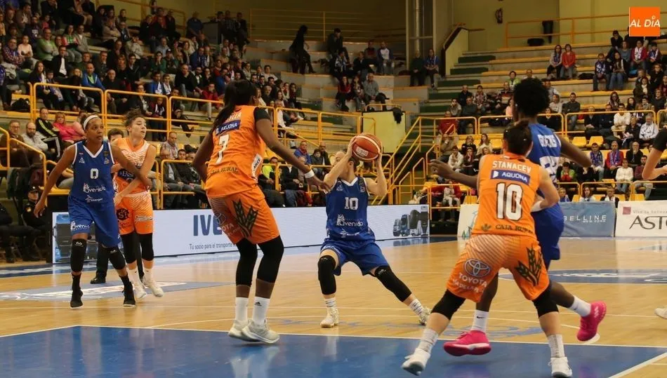 Asurmendi se dispone a dar un pase en una jugada ofensiva. Fotos: Alberto Martín