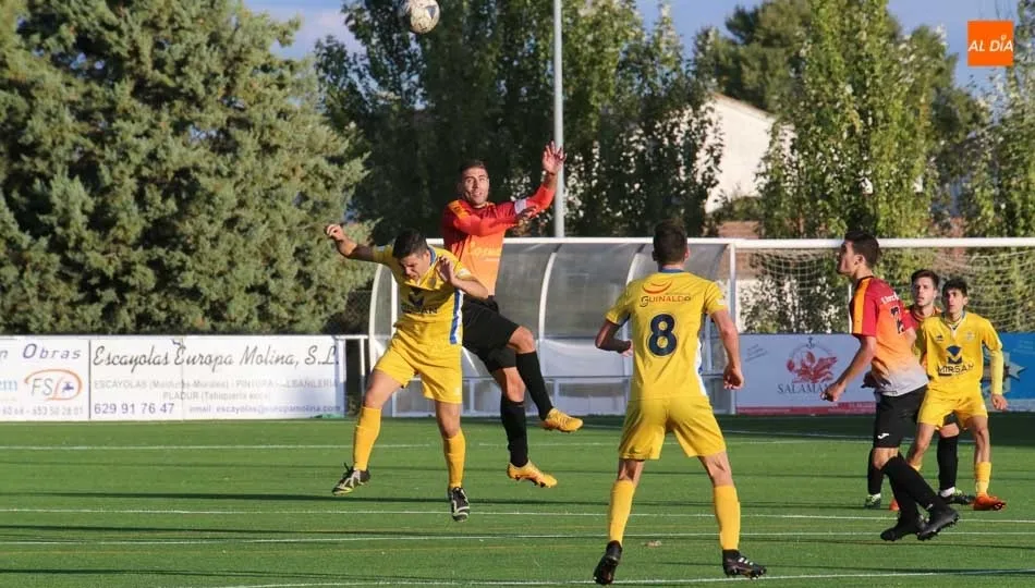 Rivas, del Carbajosa, disputa un balón aéreo con un rival del Monterrey. Fotos: Alberto Martín