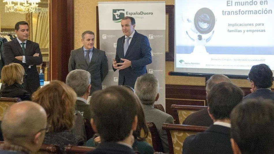 El director territorial de EspañaDuero en Salamanca, Alberto Gurrionero, el director Comercial de Unicorp Patrimonio, Pedro Martos, y el director de Inversiones, Rafael Romero, durante un acto en Salamanca